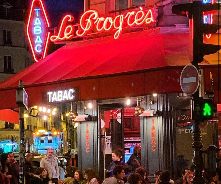 Façade du Progres Marais et sa terrasse